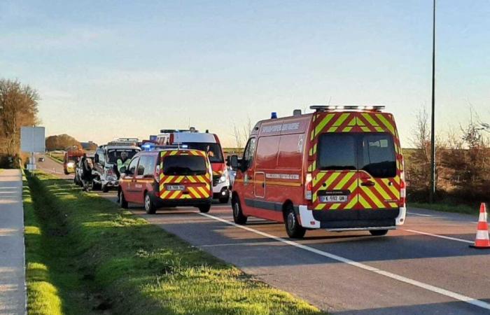 Vier Autos beteiligt, zwei Verletzte in ihrem Fahrzeug eingeklemmt