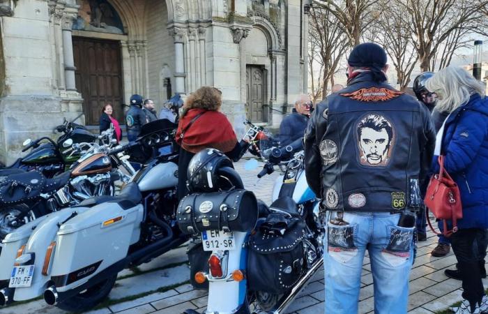 Fans des Rockers ehren sein Andenken in einer Kirche