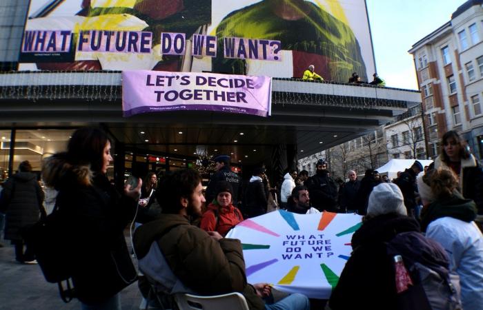 „Welche Zukunft wollen wir“? Aktivisten entfalten im Inno in der Rue Neuve ein Banner, um den übermäßigen Konsum am Black Friday anzuprangern (FOTOS)