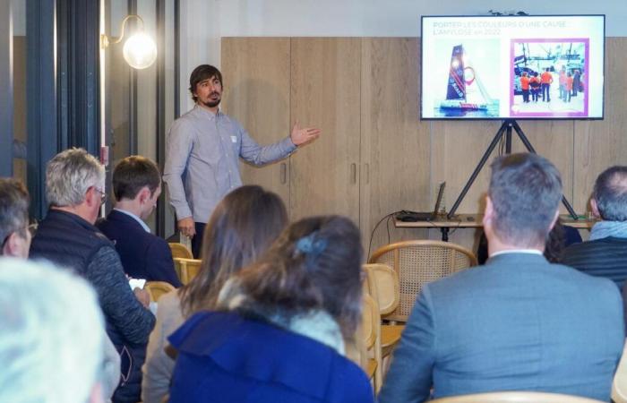 Der Baske Jean-Baptiste Daramy, Kandidat für die Ausgabe 2028, startet sein Projekt und hisst die Segel