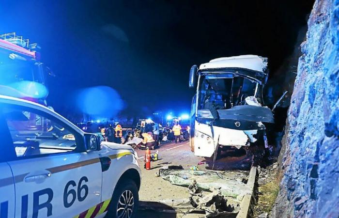 Bei einem Busunfall in den Pyrénées-Orientales sind mindestens zwei Tote und sieben Menschen schwer verletzt worden