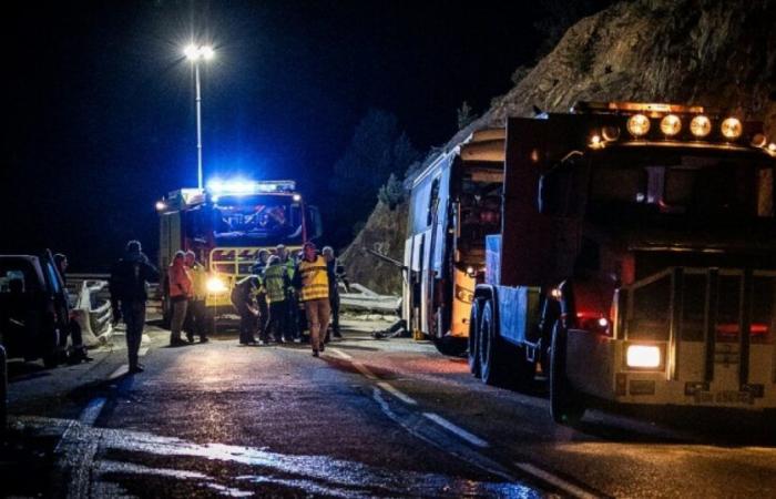 Ein spanischer Bus kommt in der Nähe von Andorra von der Straße ab: Mindestens zwei Tote und zehn Schwerverletzte: Nachrichten