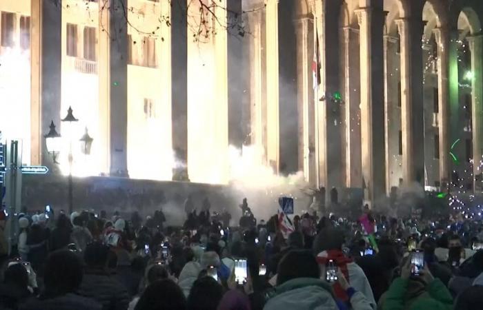 Die Proteste in Georgia gehen weiter, Demonstranten werfen Feuerwerkskörper auf das Parlamentsgebäude