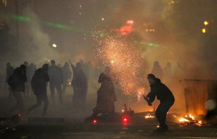 Nach Angaben russischer Behörden setzt die georgische Polizei Tränengas ein, um die Demonstranten auseinanderzutreiben