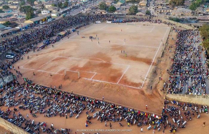 Bei Zusammenstößen während eines Fußballspiels kamen nach Angaben von Ärzten Dutzende Menschen ums Leben