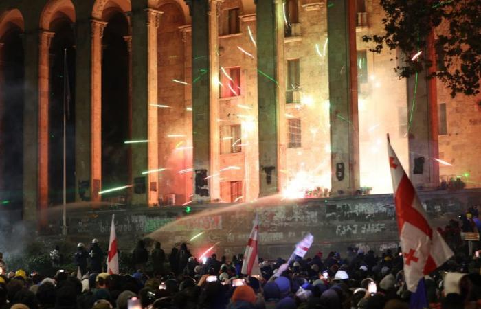 Die Proteste in Georgia gehen weiter, Demonstranten werfen Feuerwerkskörper auf das Parlamentsgebäude