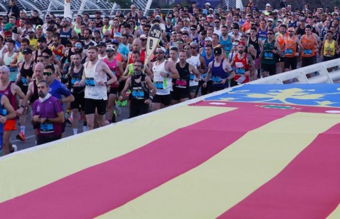 Der Marathon beginnt mit einer herzlichen Hommage an die Opfer der Dana und des vorhergesagten Klimas