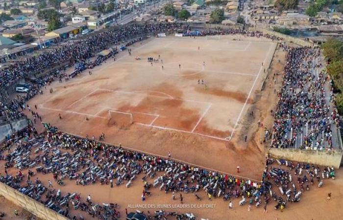 Bei Zusammenstößen während eines Fußballspiels kamen nach Angaben von Ärzten Dutzende Menschen ums Leben