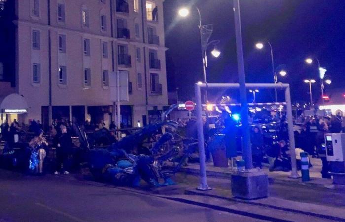 Beim Absturz eines Festwagens während einer Weihnachtsparade in Trouville werden 13 Personen verletzt, darunter zwei in absoluter Not