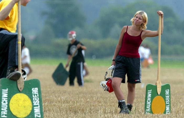 Entdecken Sie Hornuss, diesen wenig bekannten Schweizer Nationalsport – rts.ch