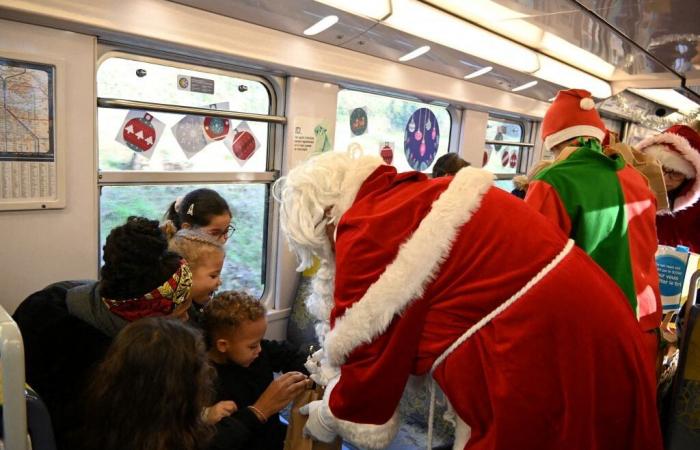 Eine bezaubernde Reise mit dem Zug des Weihnachtsmanns, ein einzigartiges Erlebnis in Essonne