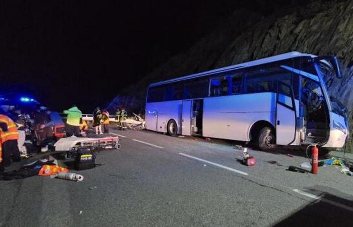 Busunfall in Porté-Puymorens: Der Bus prallte gegen die Klippe, es wurden Todesfälle gemeldet