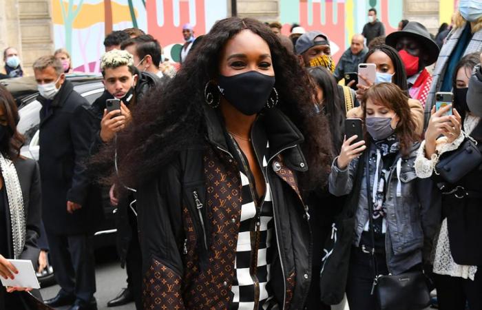 Venus Williams setzt bei den Fashion Awards 2024 in London auf Klassiker in glänzenden schwarzen Pumps