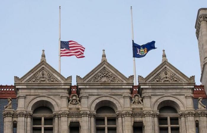 Gouverneur Hochul richtet Flaggen auf den Halbstab zu Ehren von Omer Neutra, dem 21-jährigen New Yorker, der am 7. Oktober von der Hamas getötet wurde