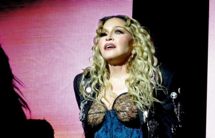 Madonna posiert mit ihren Kindern, ihrem Vater und ihrem Partner für Thanksgiving