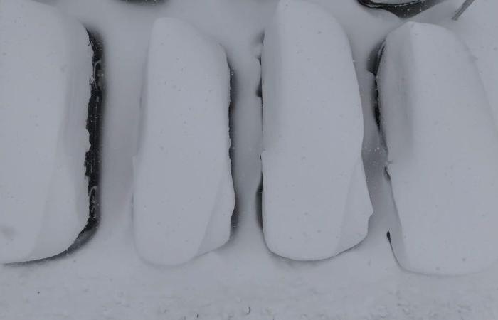 Schnee in Form eines Sees ergießt sich mehr als 1,5 Meter über Teilen der Region der Großen Seen