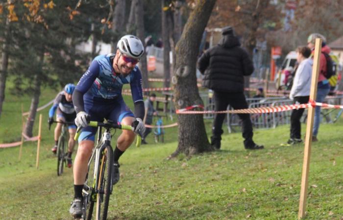 Cyclocross: William Millat vor seinem Bruder Adrien auf den Höhen von Le Creusot