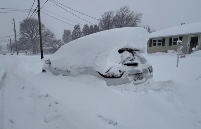 Schnee in Form eines Sees ergießt sich mehr als 1,5 Meter über Teilen der Region der Großen Seen