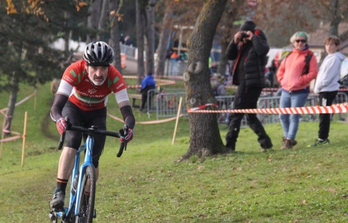 Cyclocross: William Millat vor seinem Bruder Adrien auf den Höhen von Le Creusot