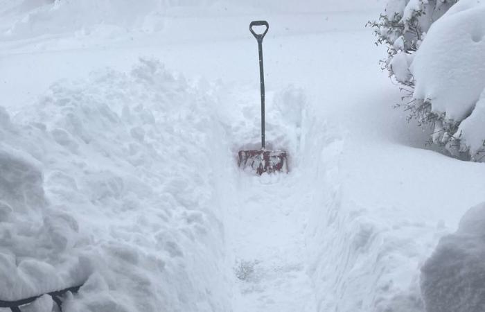 Schnee in Form eines Sees ergießt sich mehr als 1,5 Meter über Teilen der Region der Großen Seen