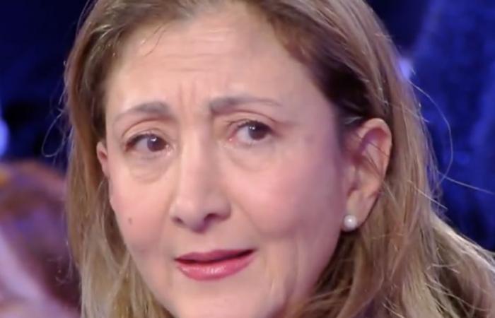 „Es war einen Monat nach meiner Gefangennahme“: Unter Tränen erzählt die ehemalige Geisel Ingrid Betancourt in „Face à Hanouna“, wie sie vom Tod ihres Vaters erfahren hat