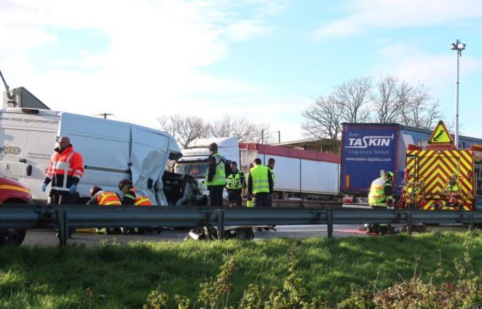 Bei einem Zusammenstoß zwischen einem Lastkraftwagen und einem Transporter auf der A10 wurden zwei Personen verletzt