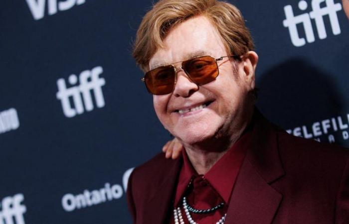 Elton John sagt, er habe nach einer „schweren“ Augeninfektion sein Augenlicht verloren