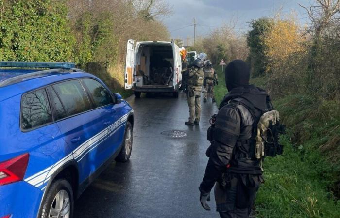 Im Cotentin findet ein großer Polizeieinsatz rund um ein Haus statt