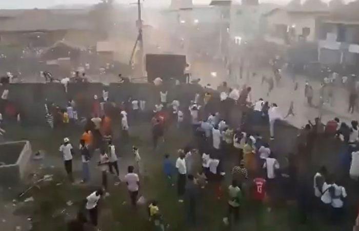 „Demonstrationen der Unzufriedenheit“ mit „Steinwürfen“ fordern rund fünfzig Tote am Rande eines Fußballspiels in Guinea