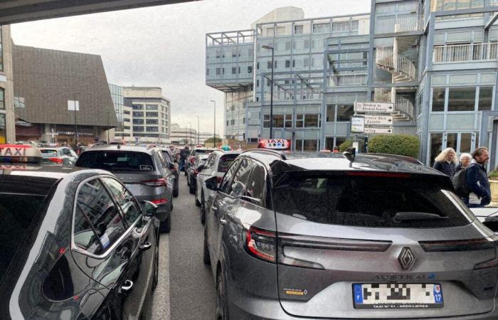 A47. Taxiblockaden und Straßensperren in Saint-Etienne: anhaltende Störungen