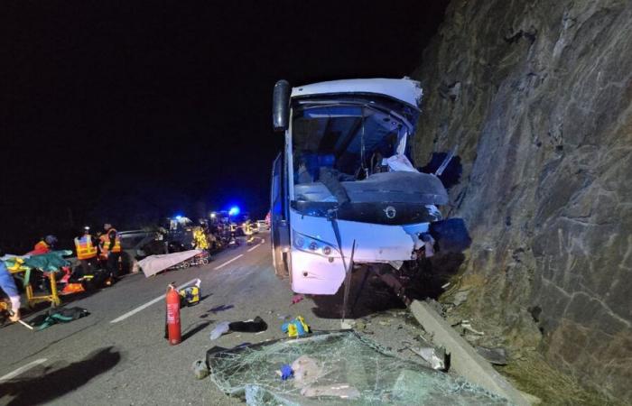 Bei einem Busunfall in Porté-Puymorens in den Pyrénées-Orientales sind mindestens zwei Menschen ums Leben gekommen und zehn Schwerverletzte