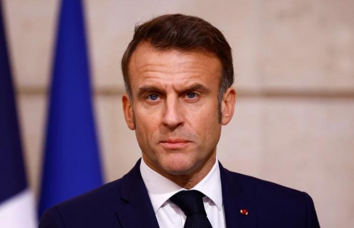 Macron beginnt seinen Staatsbesuch in Arabien inmitten der politischen Krise in Frankreich