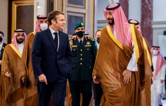 Macron beginnt seinen Staatsbesuch in Arabien inmitten der politischen Krise in Frankreich