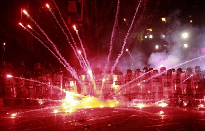 Ja, einige Demonstranten setzen aus Feuerwerkskörpern hergestellte „Kanonen“ gegen die Polizei ein