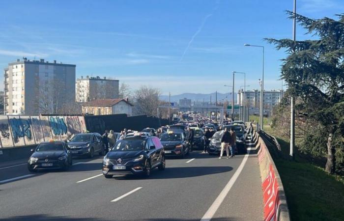 Massiver Taxi-Protest, es kommt zu Blockaden/Störungen