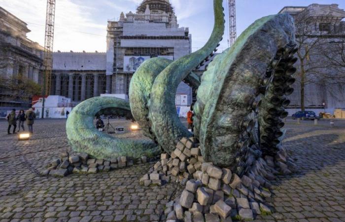 In Brüssel taucht ein riesiger Oktopus auf: Hommage an Verne