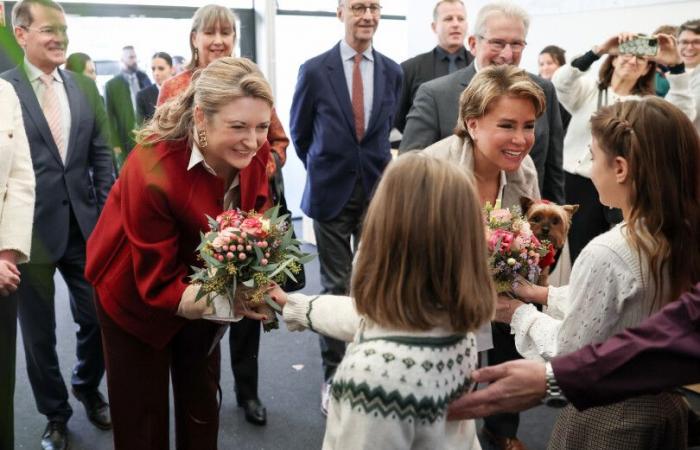 Maria Teresa und Stéphanie de Luxembourg prahlen auf dem Weihnachtsbasar