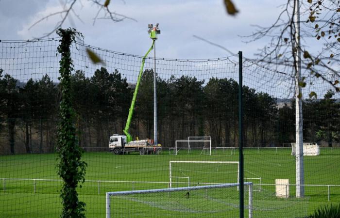 Ein mehrere Meter hoher Pylon stürzt auf ein Fußballfeld in Cherbourg, das Stadion wird geschlossen