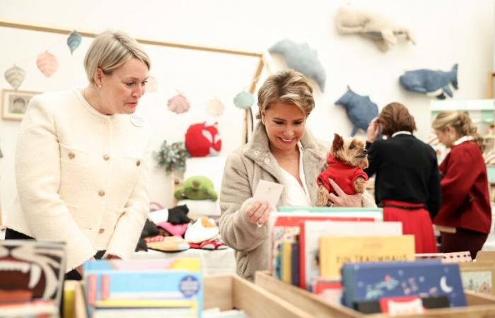 Maria Teresa und Stéphanie de Luxembourg prahlen auf dem Weihnachtsbasar