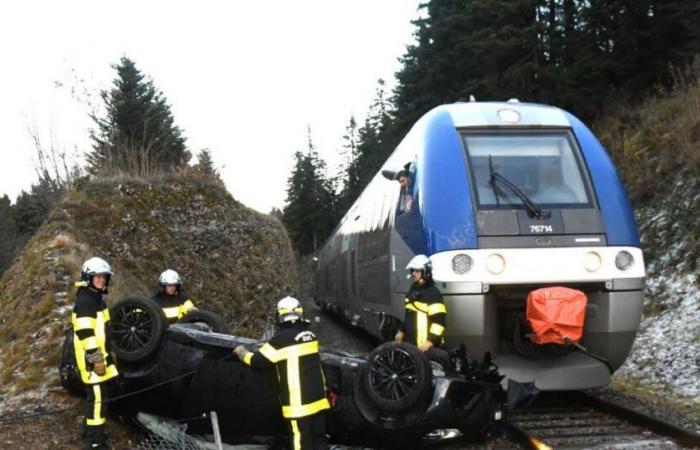 Zweifel. Das Auto landet auf dem Dach und wird in Longemaison fast von einem Zug erfasst