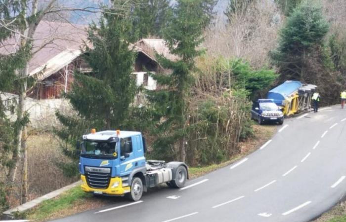 Ein LKW verliert seinen Anhänger und rollt auf die Seite