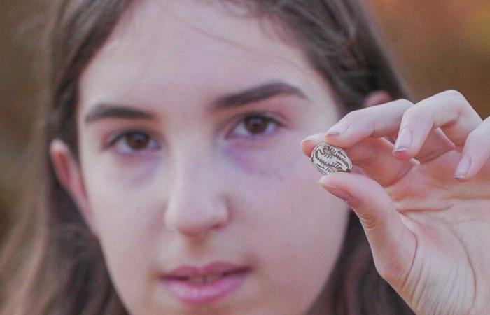 Ein Teenager entdeckt zufällig ein ägyptisches Amulett auf der Suche nach „Stachelschweinnadeln“