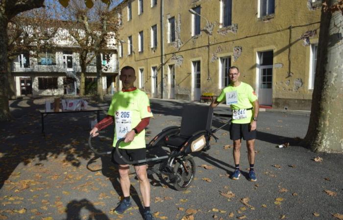 Diese beiden Gendarmen aus Lot eröffnen dank einer Joëlette das 10-km-Handicap-Rennen von Cahors