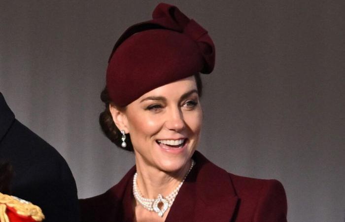 Kate Middleton macht beim Staatsbesuch in Katar einen makellosen Knicks für König Charles