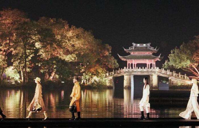 In Hangzhou: Chanels Métiers d’Art-Parade auf dem Wasser