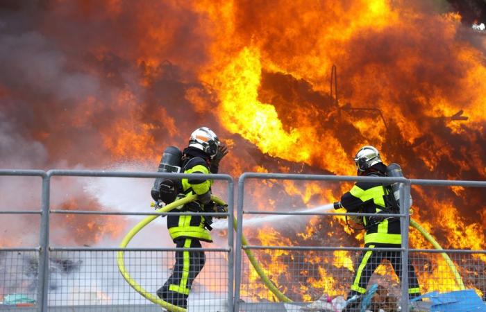 Zwei Menschen in absoluter Notlage nach dem Brand in einem Gebäude in Louviers, die kriminelle Spur vorgesehen