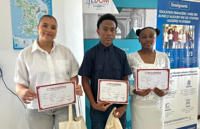 3 Gymnasiasten aus Mayotte, Gewinner des Wettbewerbs „Economic Excellence Prize“.