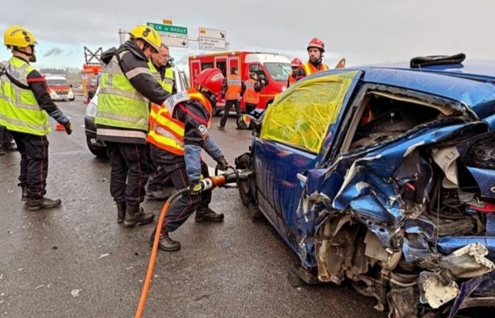 4 Fahrzeuge in Unfall verwickelt, verletzter Fahrer befreit