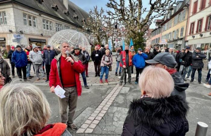 Rentner auf der Straße, um den Haushalt 2025 anzuprangern