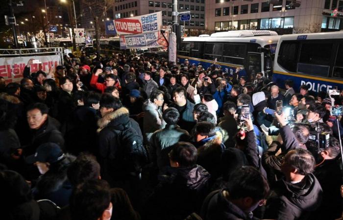 Südkorea verhängt Ausnahmezustand, Demonstranten versammeln sich vor der Nationalversammlung